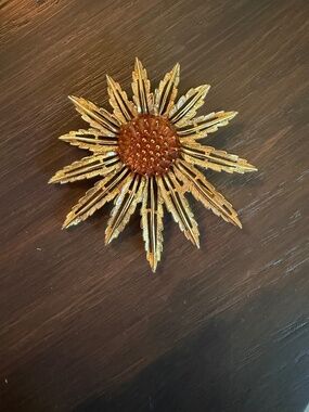 Vintage Sarah Coventry Sunflower/Starburst brooch